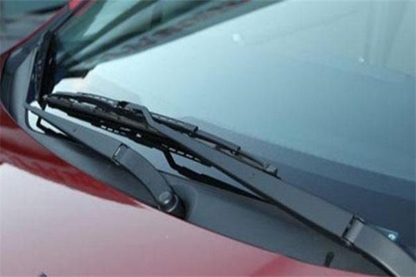 雨刷器刮不干净还有吱吱声？老司机妙招，无需多花钱还解决问题