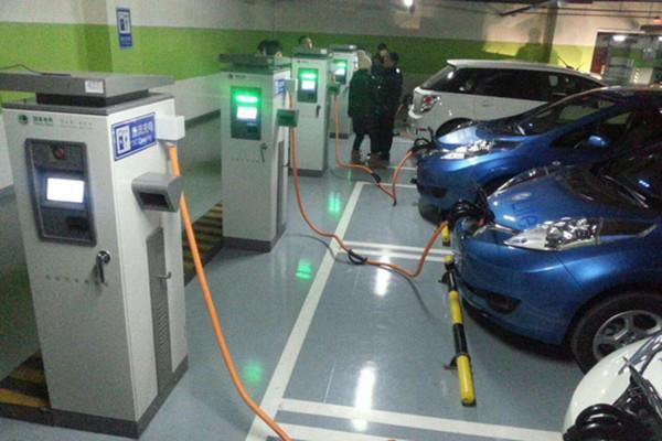 58个充电车位,燃油车占了45个,充电难桎梏新能