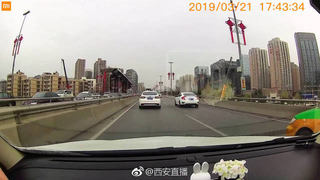 网友来稿：今天下午5点多，金光门桥上一辆出租车危险驾驶！