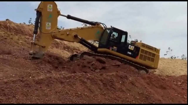 卡车都已经挂挡启动了，结果挖掘机又是一斗土下去