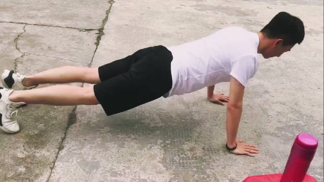 为片场做俯卧撑的男演员@吴昊宸 摇旗呐喊