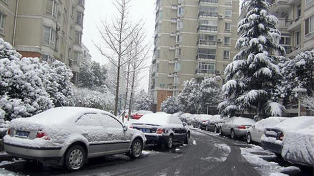 下雪开车之前，根据不同的干雪湿雪情况，有不同的处理方式