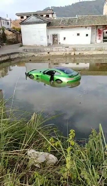 落水尤物，可惜了，冬天开车特别是跑车