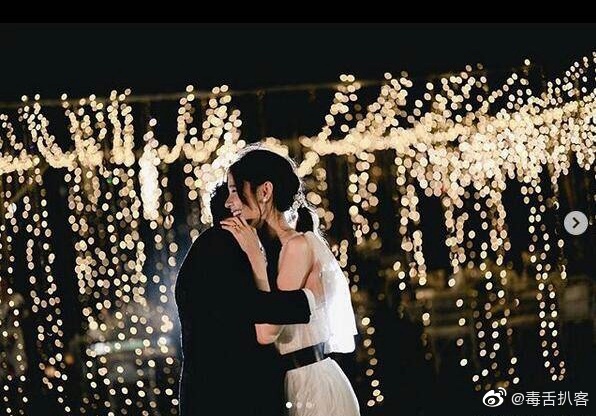 萧正楠和黄翠如在巴厘岛举行婚礼,二人在社交