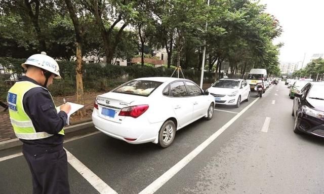 女司机:正常停车还被贴罚单?交警:不知道科目一你是怎么考过的