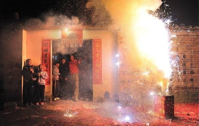 鞭炮污染又危险,建议全面禁炮?农民反问3点,专家答不上来