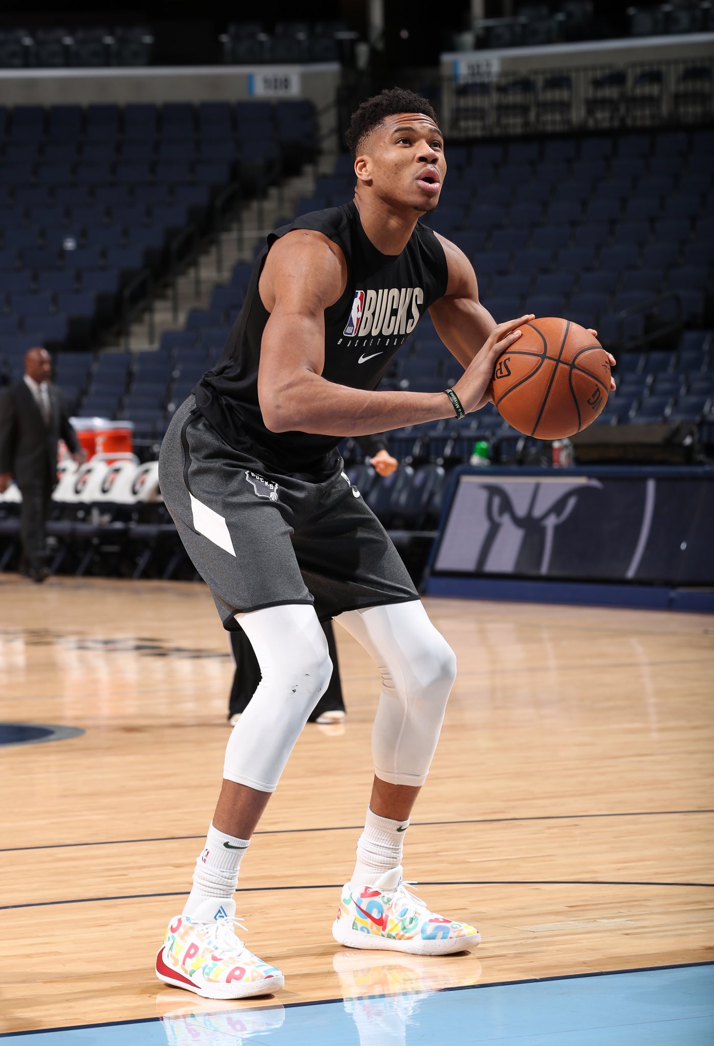 今日nba球鞋上脚字母哥"alphabet soup"freak 1小德里克琼斯"wh