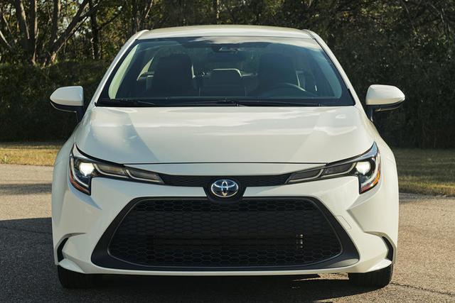 丰田hrv2020款,2021全新一代本田hrv 2020款的丰田卡罗拉混合动力车和新款普锐斯相似