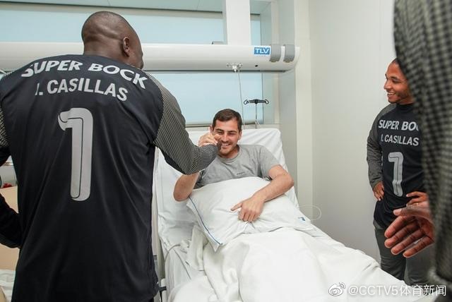 暖心!波尔图全体球员探望卡西利亚斯 统一身穿