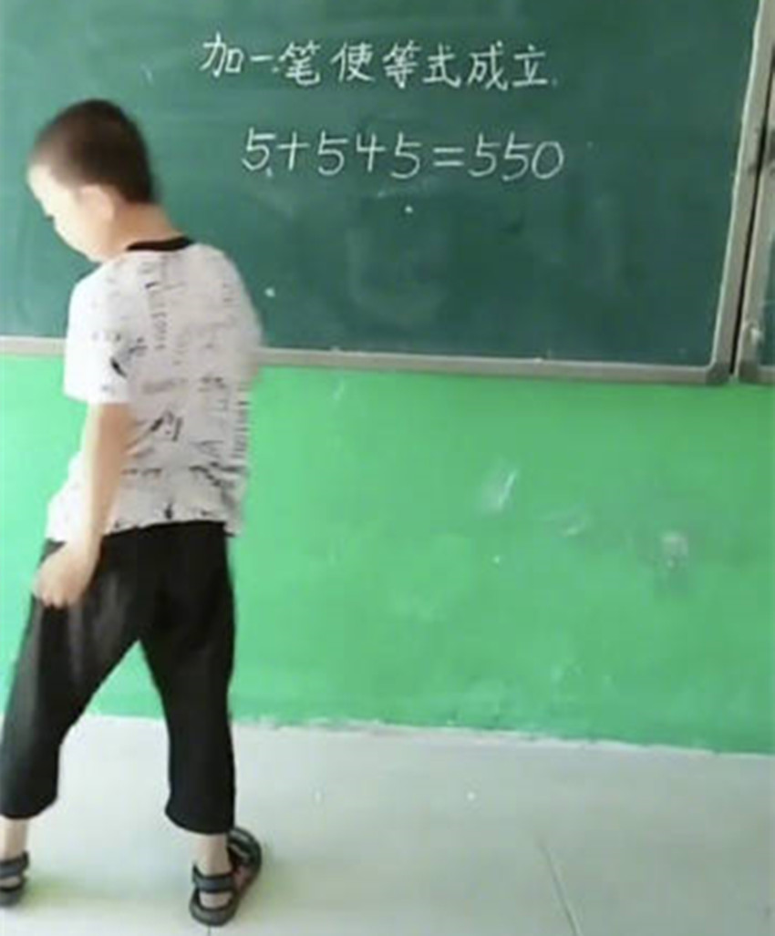 小学生做数学题走红，网友纷纷称赞：这孩子是“奥数鬼才”没错了