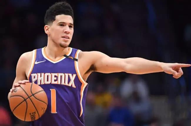 德文-布克和戈尔吉-吉昂发生冲突,两人都被驱逐出场 图片