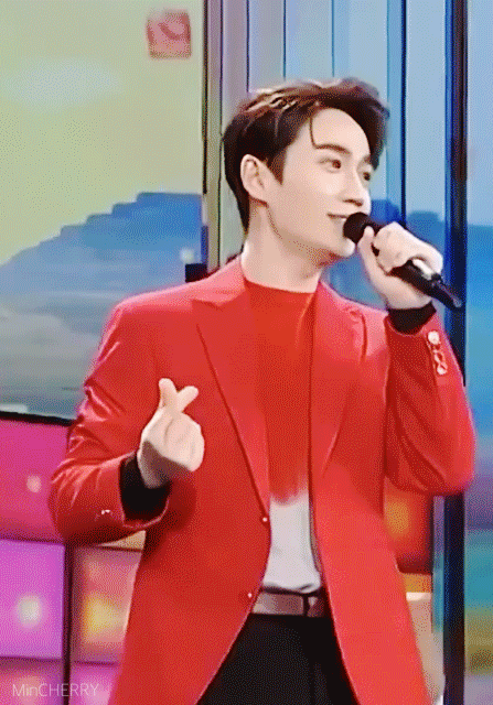 明天就是情人节啦~来欣赏一组男明星的花式比心照