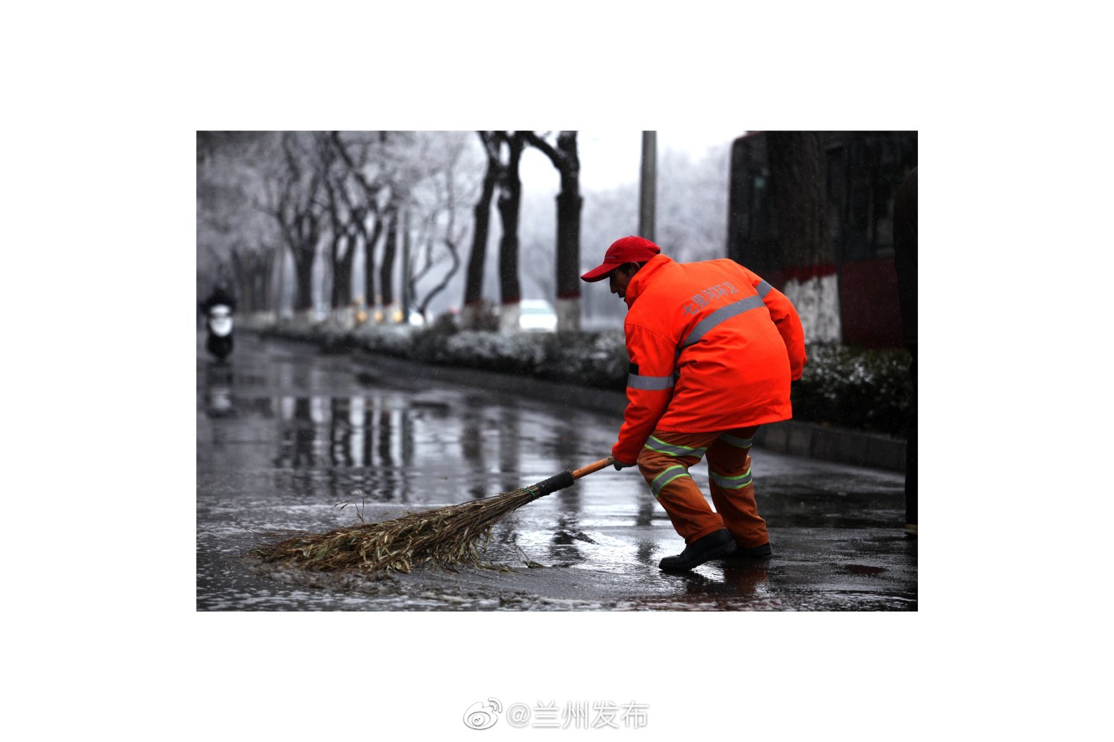 "都会城市·精致兰州—礼赞环卫工人主题摄影展开幕