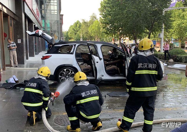 第三起来的有点快!蔚来ES8武汉闹市区起火