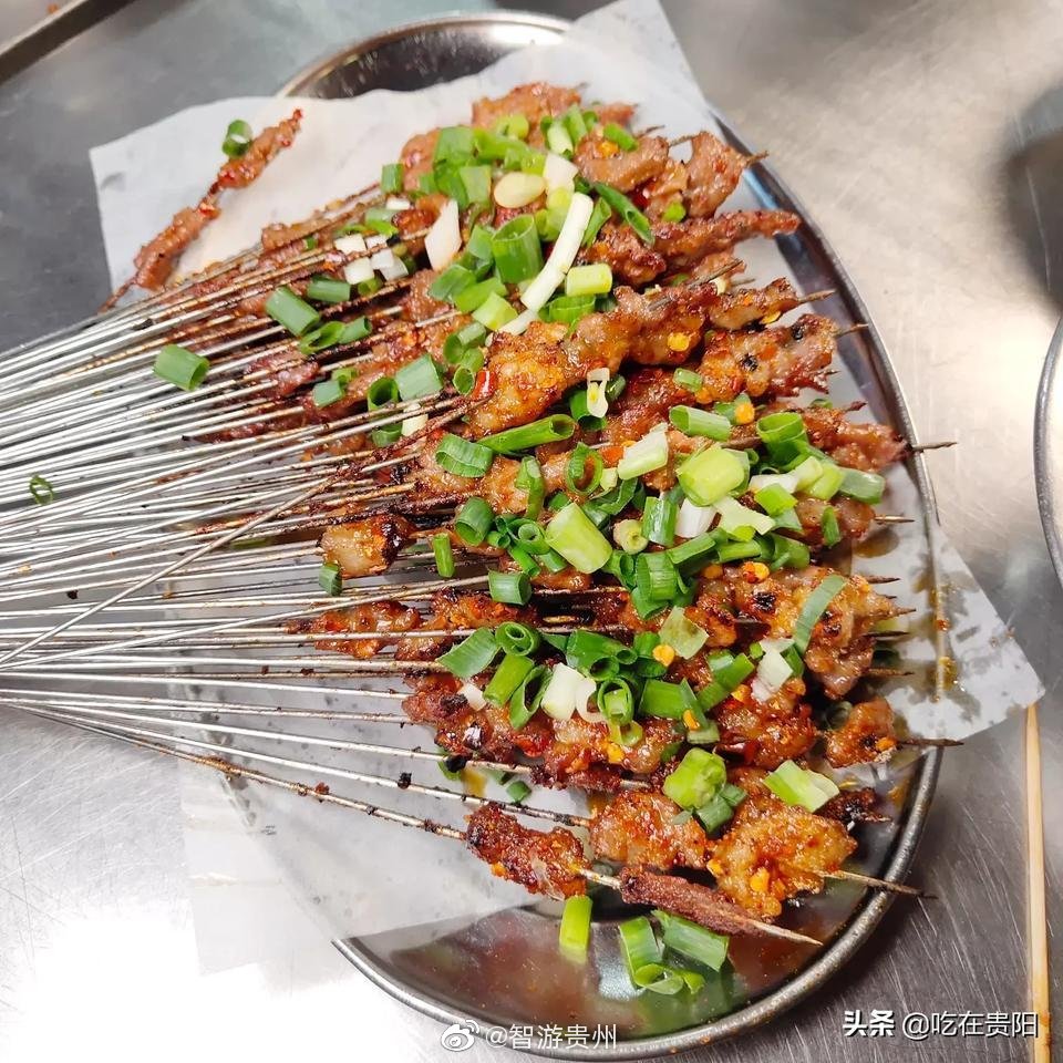 贵阳烧烤中，竹签烤肉算得上一绝，蘸水一定要有折耳根才行