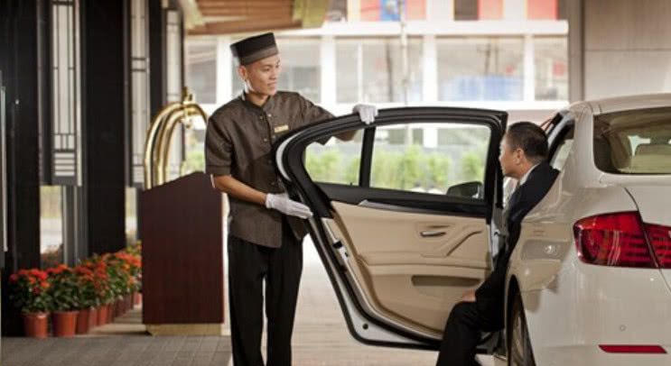 与领导坐车,副驾到底自己坐还是领导坐?网友:坐错可能