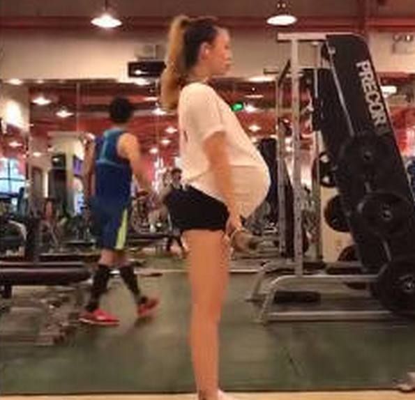 一个月前图中这位孕妇引发了人们的,她挺着大肚子坚持在健身房里健身