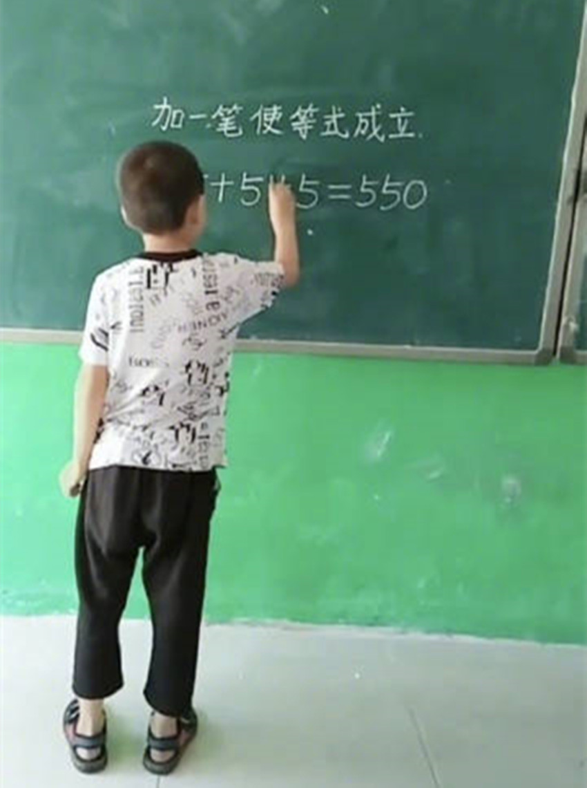 小学生做数学题走红，网友纷纷称赞：这孩子是“奥数鬼才”没错了
