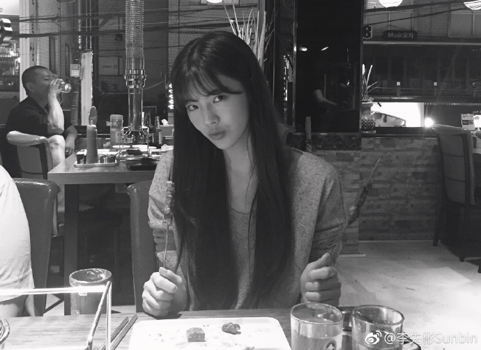 李光洙承认恋情,女友94年生人大长腿和光洙超搭