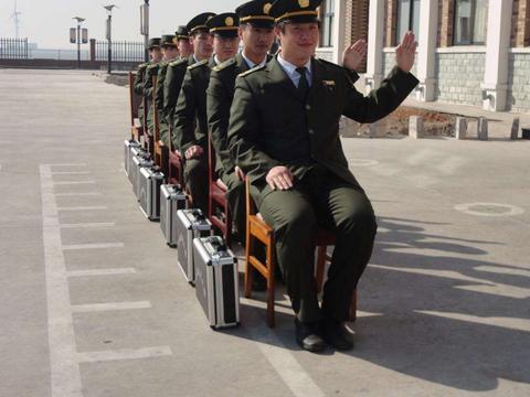 高速收费员工资仅2000，为何不辞职？内部人员：“笨蛋?.