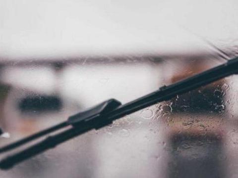 雨刮器刮玻璃时有呱呱响声是怎么回事？该怎么办？