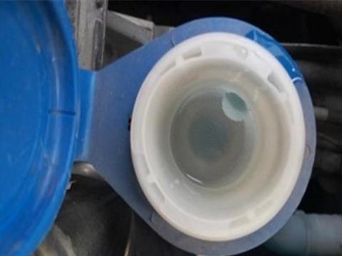 玻璃水用完后，能自己添加吗？老司机：难怪爱车油耗高！