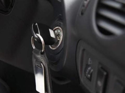 停车后直接就熄火下车？聪明人随手多做一步，能让发动机多用5年