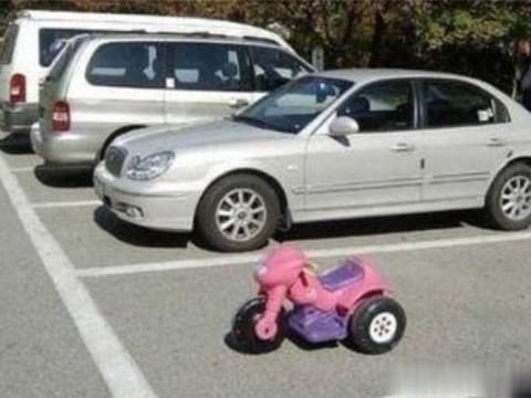 花20万买的车位被占，花1000元买二手车堵他，一放就是800天