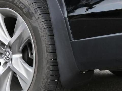 开了十年车，才发现轮胎旁这个小孔