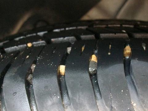 开车10年才知道，轮胎卡石子别用钥匙抠，用一土办法，石子全跑