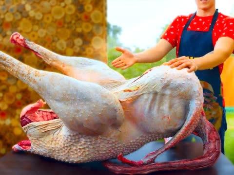 巨型“焗盐鸵鸟”烹饪，光盐就用了100多包，真是太过瘾了