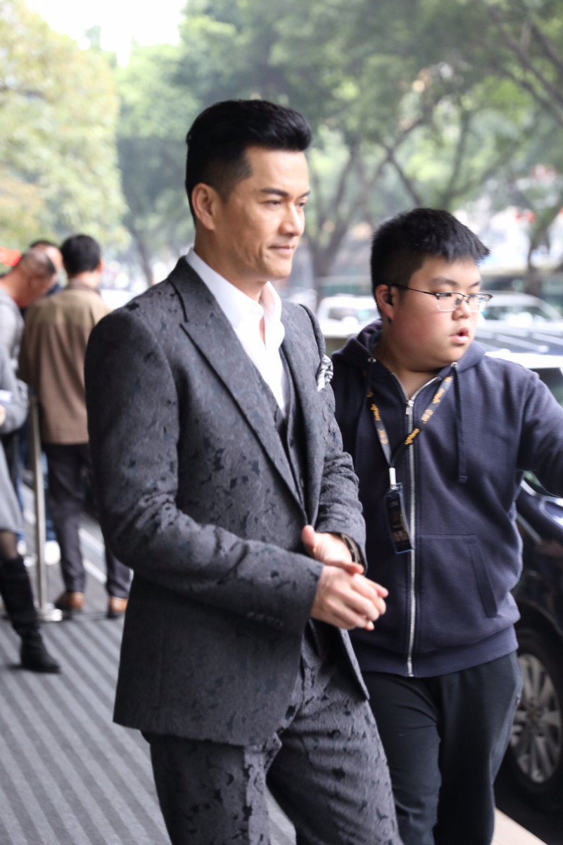 吕良伟任达华同台活动,西装造型展现型男魅力,相差一岁好像差辈