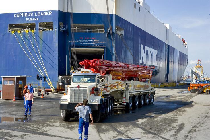 世界上第一台70米泵车,采用10桥底盘,泵送速度可达200m³/h