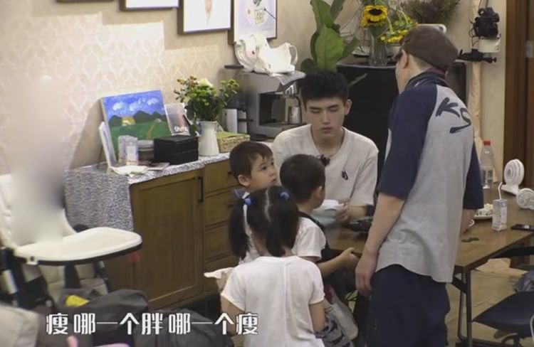 陈飞宇 露蜂芒：陈飞宇喂双胞胎吃饺子，分不清谁是哥哥谁是弟弟