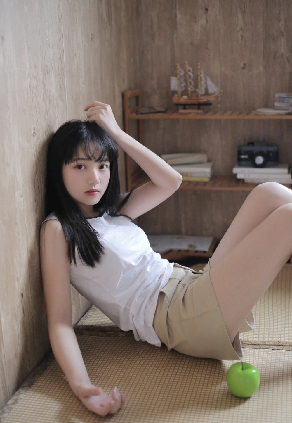 小家碧玉气质少女背心雪白肌肤唯美私房写真集