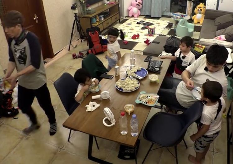 陈飞宇 露蜂芒：陈飞宇喂双胞胎吃饺子，分不清谁是哥哥谁是弟弟