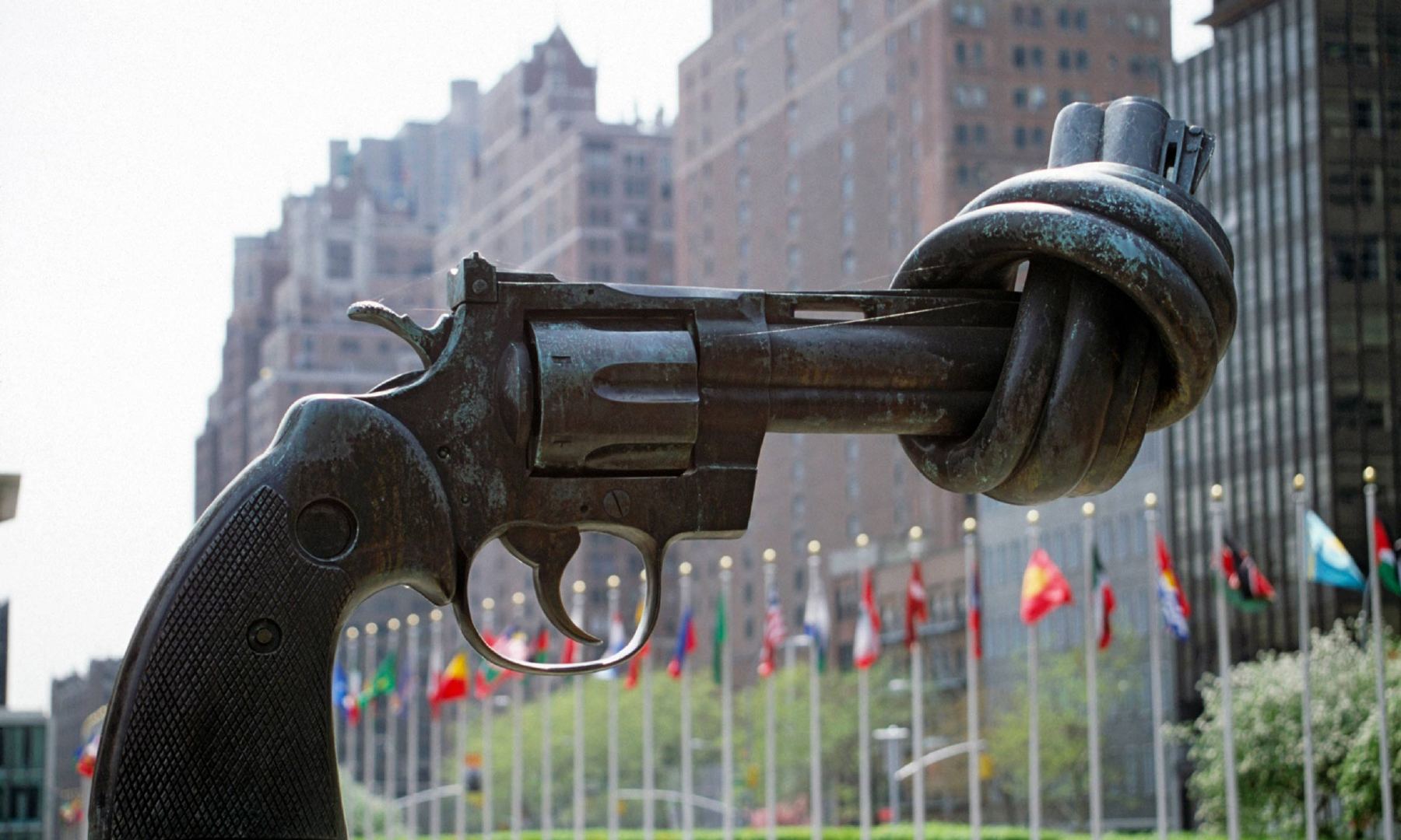 联合国门口的雕塑不少，它们都很有意义，最后一件已成绝品_和平