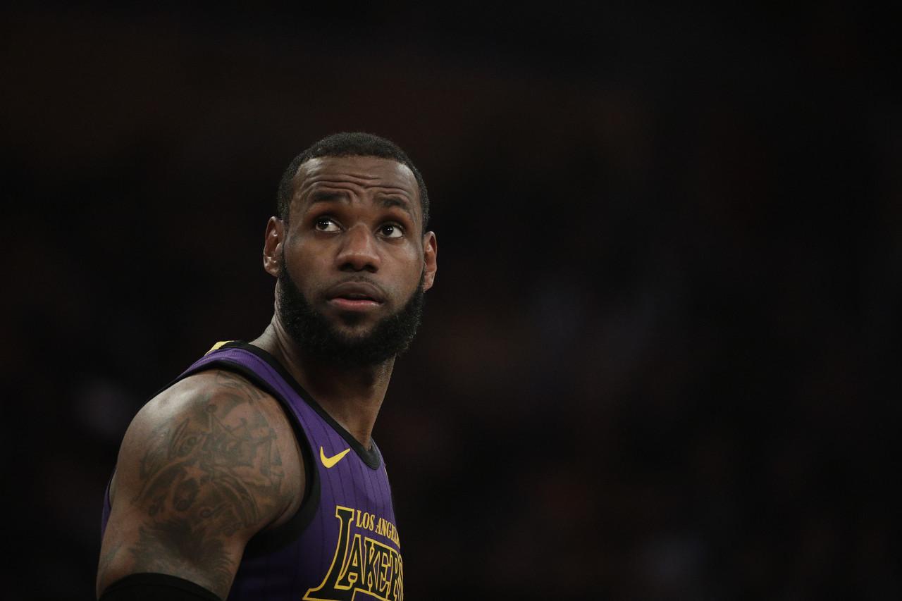 詹姆斯加盟快船首秀惊艳全场三分暴走砍下38分引爆斯台普斯中心