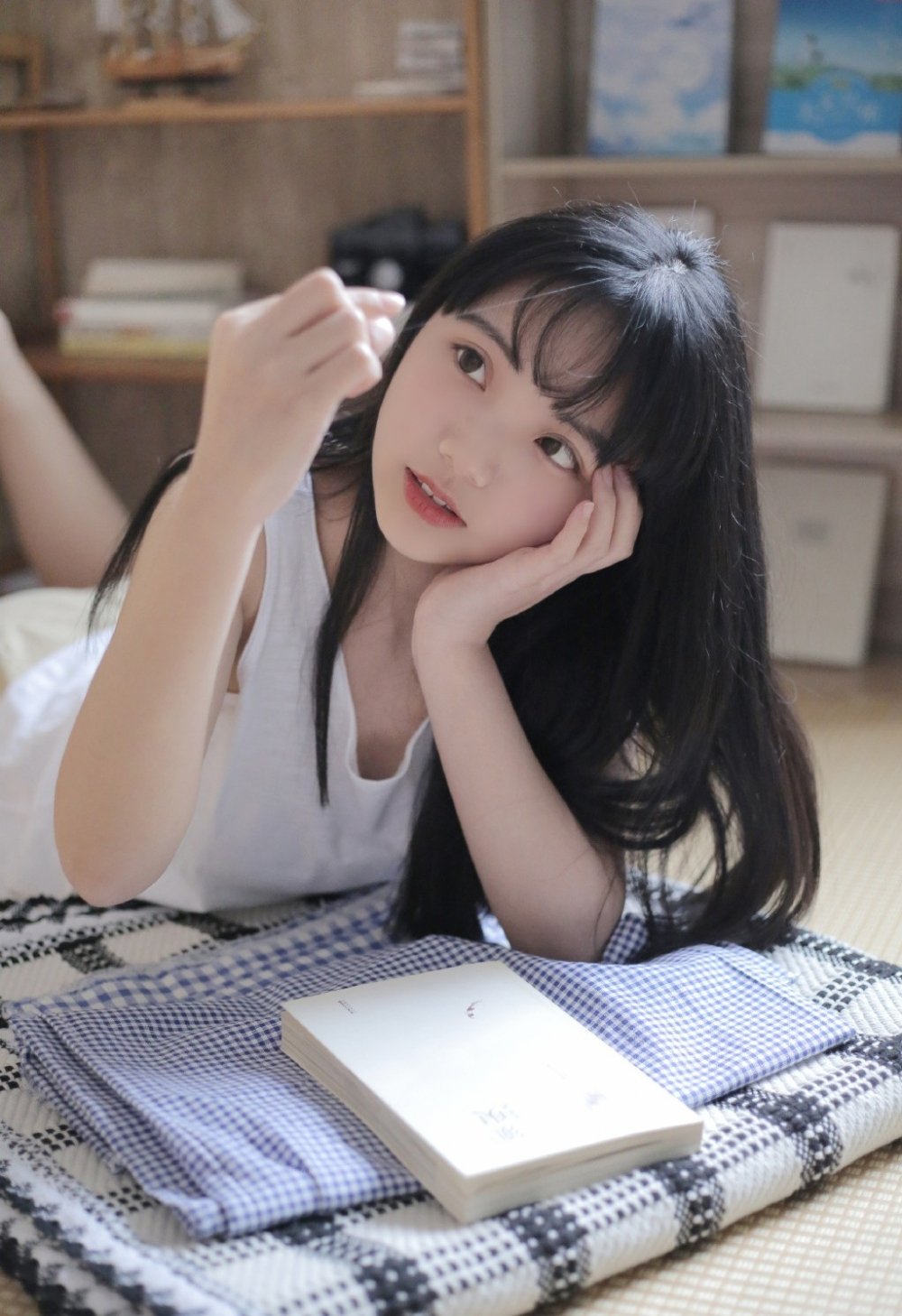 小家碧玉气质少女背心雪白肌肤唯美私房写真集