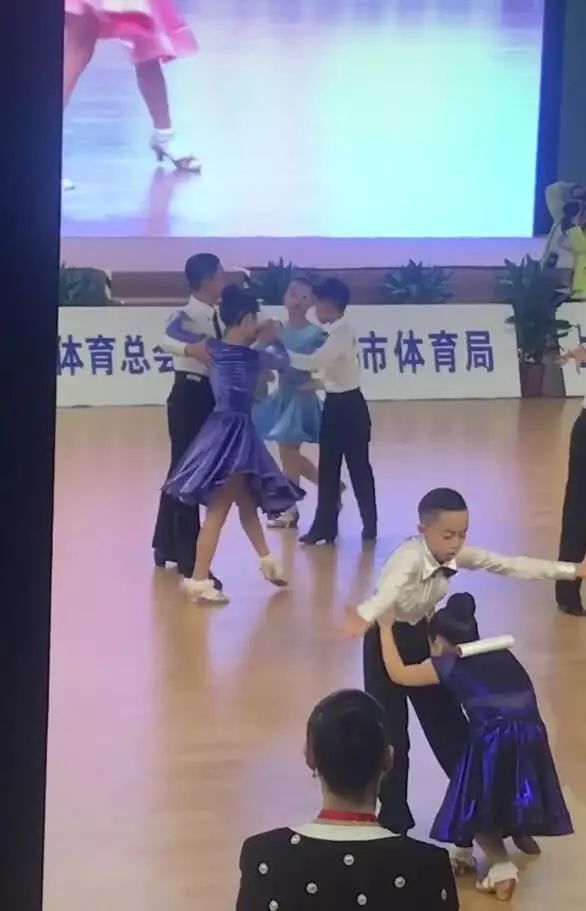 马伊琍为孩子操碎了心!文章马伊琍女儿参赛,父亲文章狂叮男舞伴 马伊琍为孩子操碎了心!文章马伊琍女儿参赛,父亲文章狂叮男舞伴