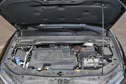 发动机有灰尘别用毛巾擦，老司机教你一招，灰尘全跑光