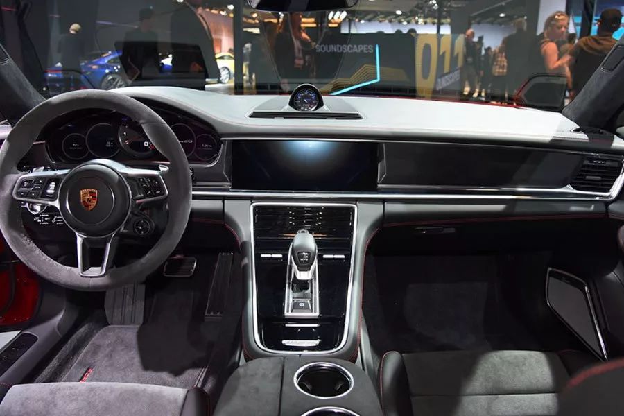 性能轿跑巅峰对决,AMG GT四门版和Panamera怎么选?