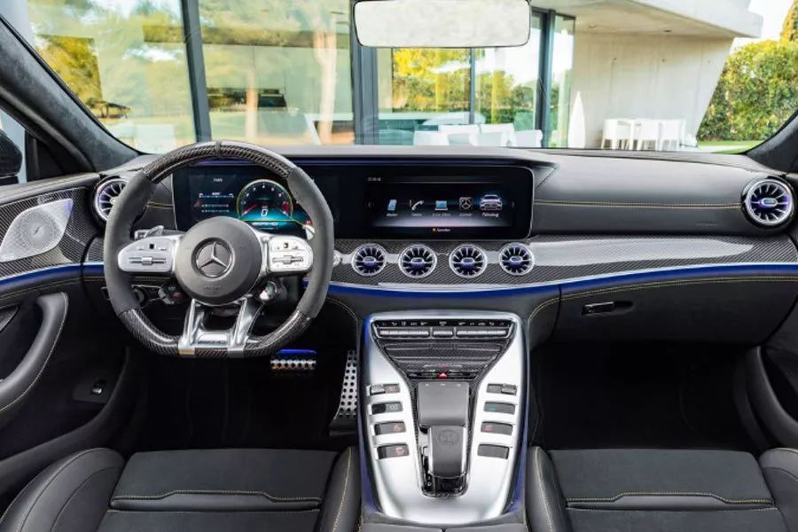 性能轿跑巅峰对决,AMG GT四门版和Panamera怎么选?