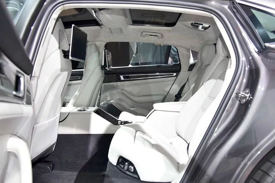 性能轿跑巅峰对决,AMG GT四门版和Panamera怎么选?