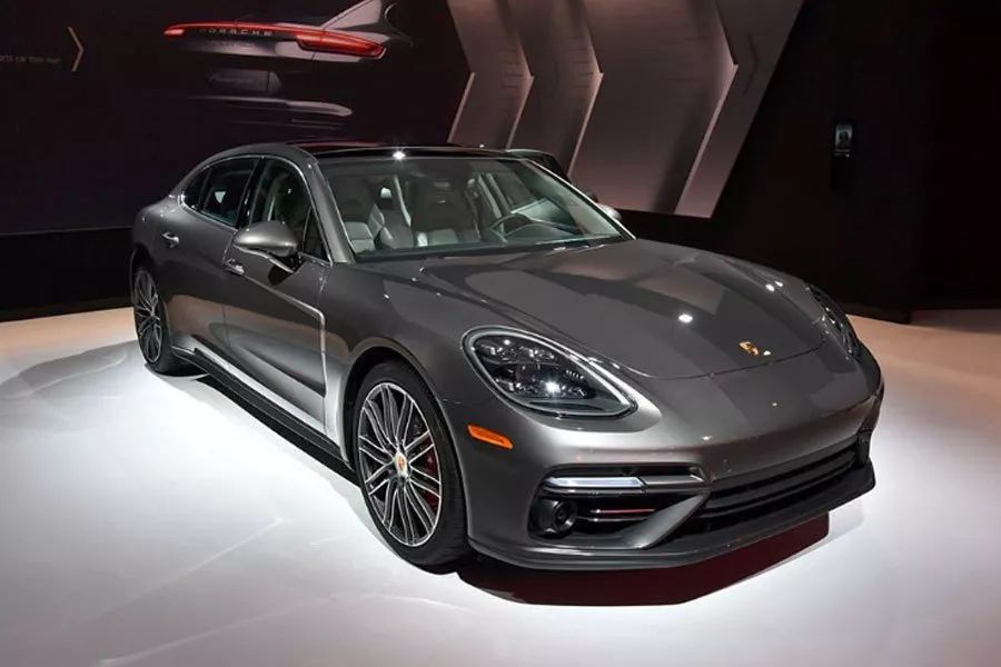性能轿跑巅峰对决,AMG GT四门版和Panamera怎么选?