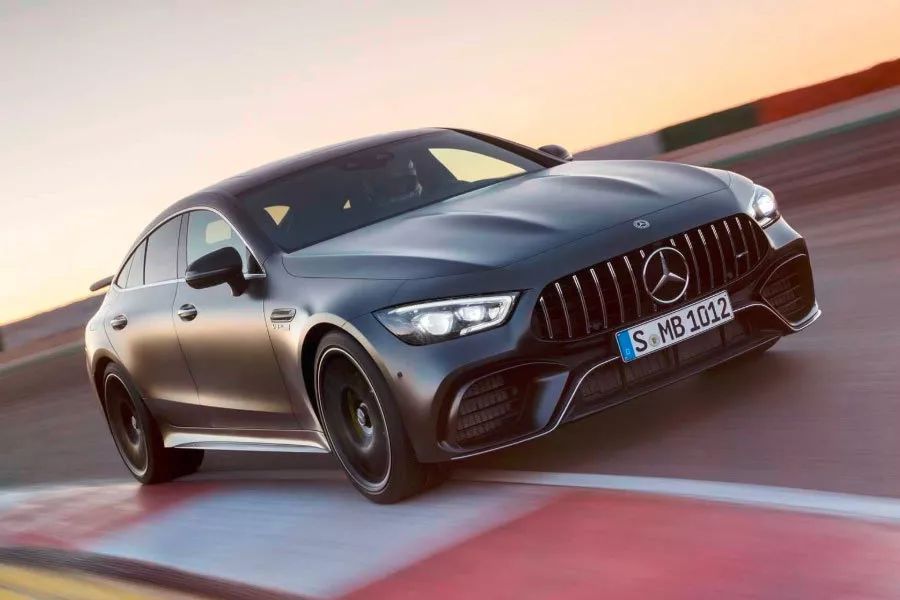 性能轿跑巅峰对决,AMG GT四门版和Panamera怎么选?