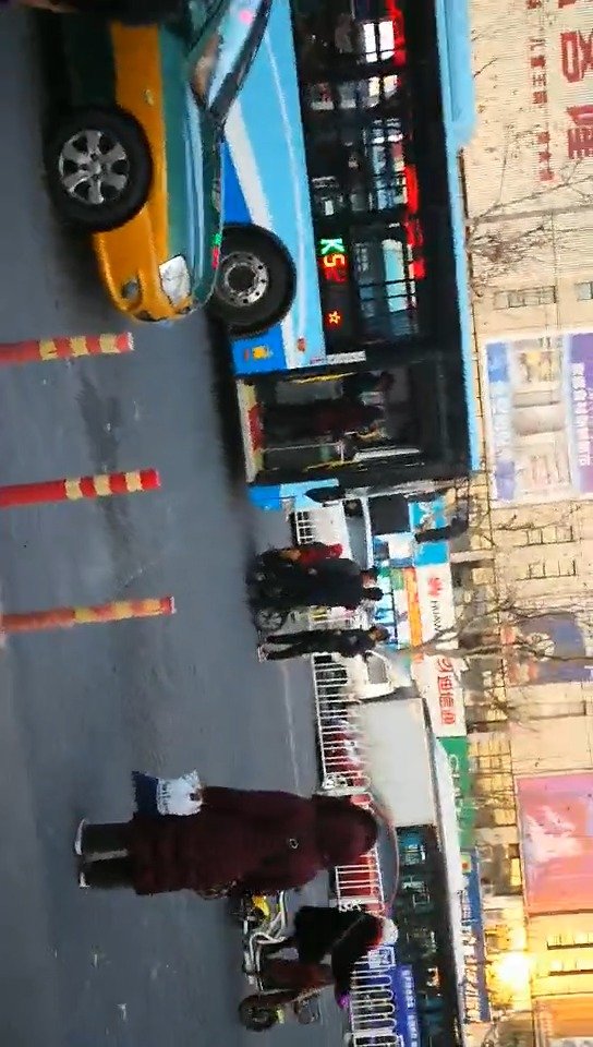 新华路佳乐家门口K52路与一个骑电动车的男子产生剐蹭