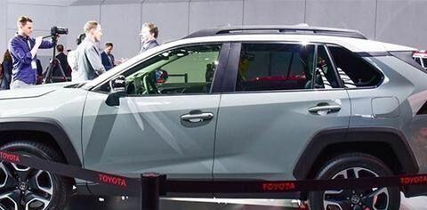 丰田RAV4首发，外观硬朗，轴距2690mm，匹配8AT，标配10气囊