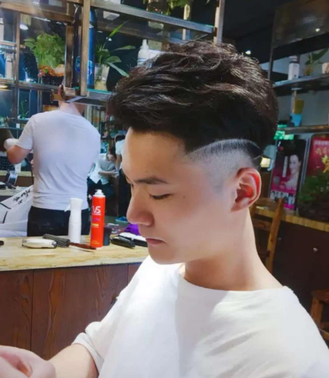 而细软发质或者是发量偏少的男生,发型就会受到很大的局限.