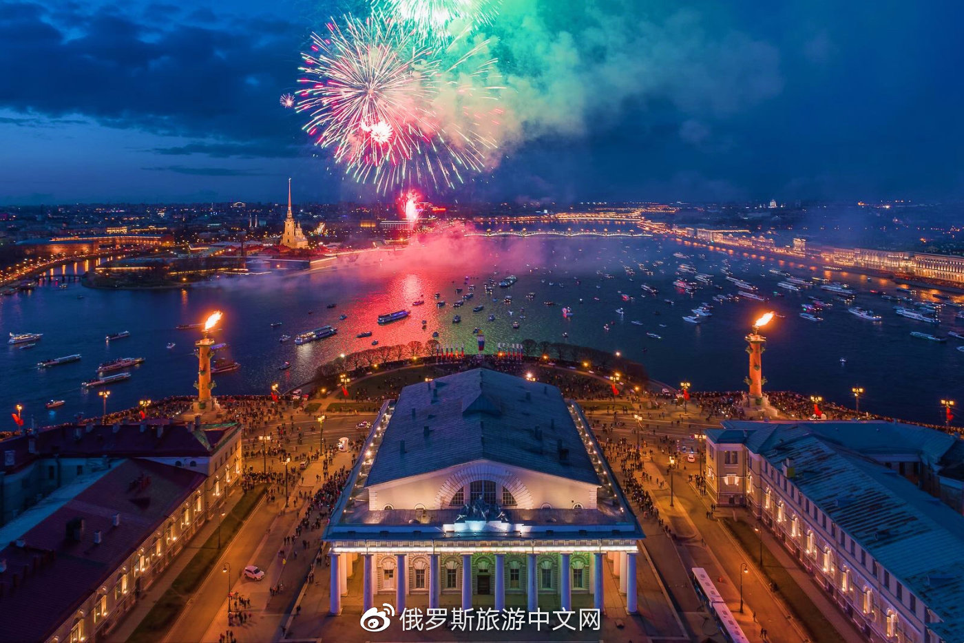 《胜利日》大型音乐烟花秀 夜游涅瓦河